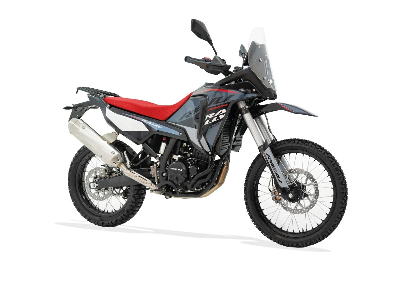 <div class='descrGalleryTitle'>Aventura Rally 307</div><div class='descrGalleryText'><p>Una piccola ma vera <b>adventure guidabile a 18 anni</b>. Ruote da 18 e 21 a raggi, sospensioni a lunga escursione (non viene dichiarato quanto ma la sella a 890 mm lascia intendere che ce ne sia a sufficienza), un <b>peso a secco di 138 kg</b> e oltre 20 litri di capienza del serbatoio. Con 33 cavalli non si faranno le corse, ma ce n’è quanto basta per far strada e andare lontano, senza paura di affrontare sterrati anche mediamente impegnativi. Il cupolino poi ricorda quello di una <b>moto da rally vera</b>, servirà senz’altro a proteggere efficacemente strumenti di navigazione e, ovviamente, il pilota.</p>
</div>